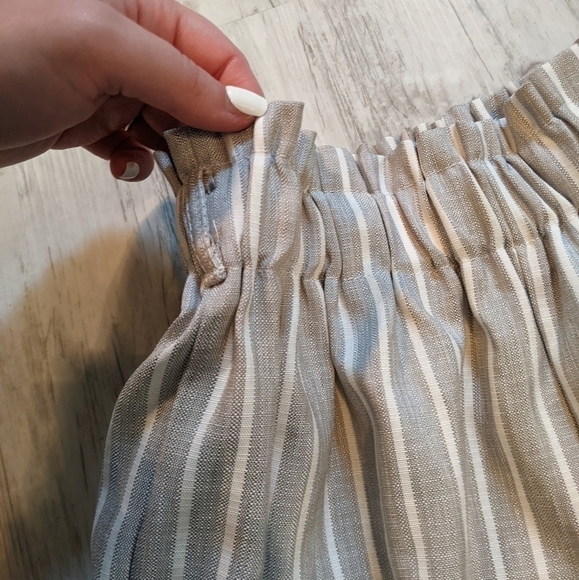 Lightweight Gray and White Striped Stretch Waist‎ Shorts Size Small - Picture 2 of 4